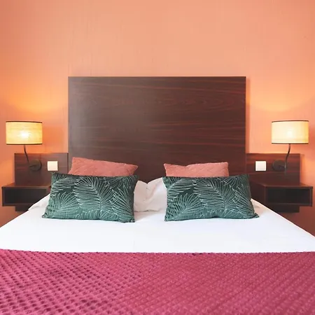 Les Coutainvillaises Отель 3*